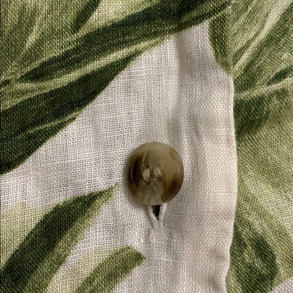 LEAF PRINT BUTTON-UP TOP🌿🌿 - Picture 3 of 5